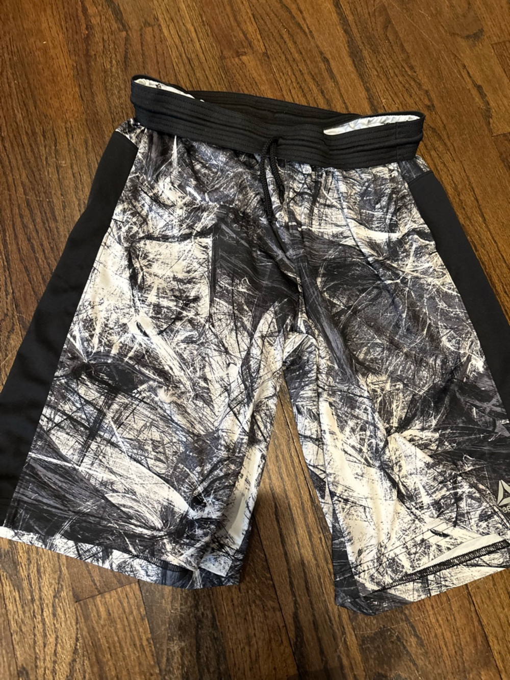 Reebok Black & White Abstract Print Kids Shorts xl 18/20 - Picture 5 of 7